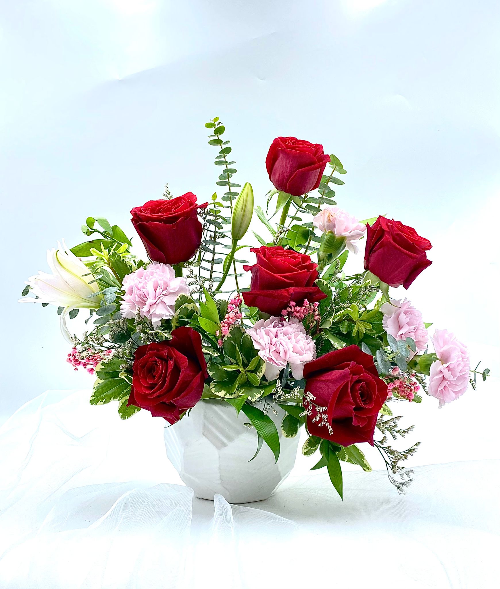 Le Classique in Vase - Fresh Flowers