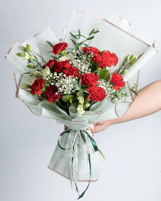 Shimmering in Red Bouquet
